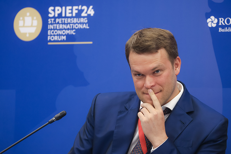 Из выступлений практиков стоит отметить доклад Ивана Анцева — исполнительного директора петербургского оборонно-промышленного НПП «Радар ММС», чьи интересы распространяются на сферы от микроэлектроники до судов на подводных крылья