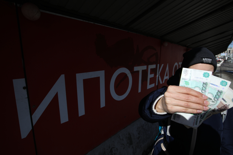 Для того чтобы принять участие в выборе «будущей собственной квартиры», надо накопить первоначальный взнос в размере 10% ее стоимости. Копить можно как быстро, так и не спеша: ежемесячно надо как минимум отчислять 11% от цены 1 кв. метра