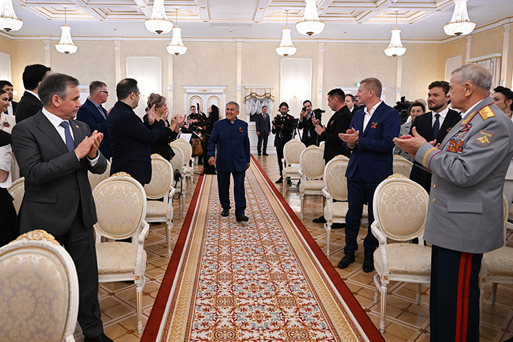 Сегодня раис РТ Рустам Минниханов вручал госнаграды за выдающуюся службу Отечеству