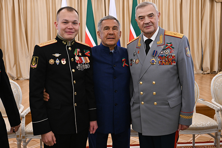 Сегодня Минниханов наградил Жарского и еще 6 участников СВО медалями ордена «За заслуги перед Республикой Татарстан»