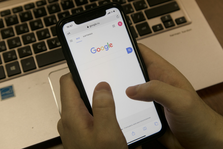 «Еще лет 15 назад заговорили о так называемом эффекте Google, когда человек начинает очень быстро забывать информацию, которую раньше бережно хранил в своей памяти», — рассказал Федоров