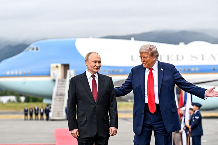 «Трамп показал Инфантино свою совместную фотографию с Путиным на красной дорожке и сопроводил это словами: «Путин выглядит хорошо, а я нормально. В общем, я тоже ничего, но Путин лучше, да?»
