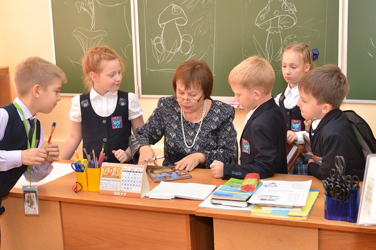 Учителя начальных классов, русского языка, литературы, родного языка и математики получают надбавку в размере 12% от оклада