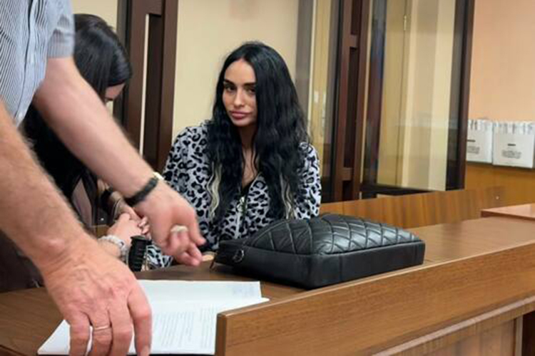 В первый день в суд доставили 27-летнюю Аделину Салямову