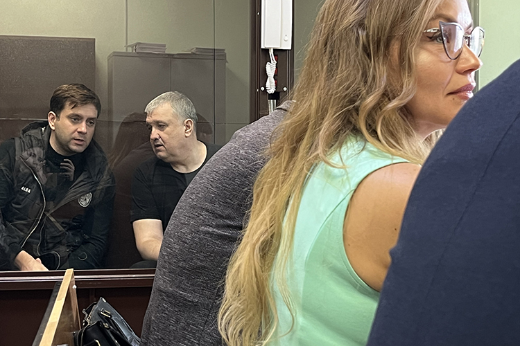 Еще один эпизод, который вменяют Игонову (на фото второй слева), — мошенничество