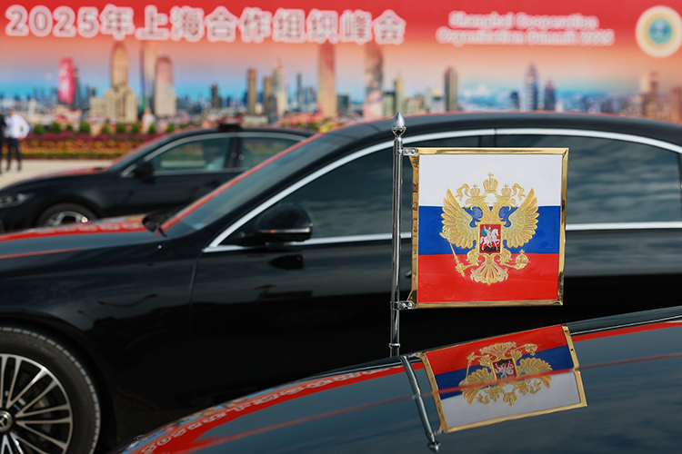 Сразу по приезде Путина СМИ и телеграм-каналы обратили внимание на Aurus президента с китайскими номерами — 198.852 и иероглифом