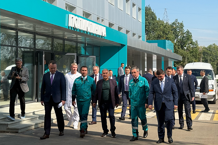 Минниханову сегодня показали обновленную поликлинику НКНХ