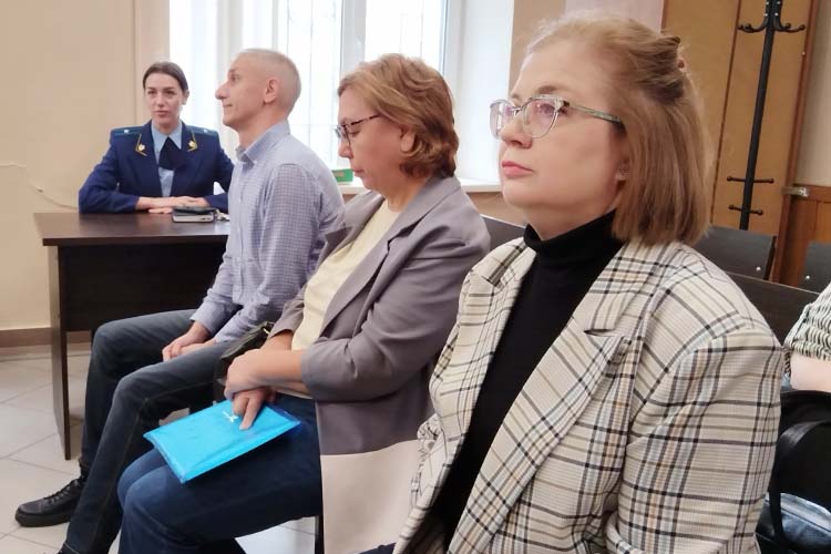 До начала процесса Гульшат Нигматуллина, не изменяя себе, не произнесла ни слова в ответ на вопросы журналистов, лишь сидела на стуле чуть поодаль от своих «подельников» и смотрела вдаль