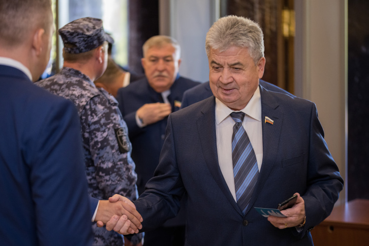Интересно, что на сессии год назад Емельянов попал под критику председателя Госсовета РТ Фарида Мухаметшина