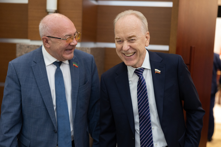 С 2022-го Терентьев (справа) является членом Совфеда, куда он пришел на смену Ленару Сафину