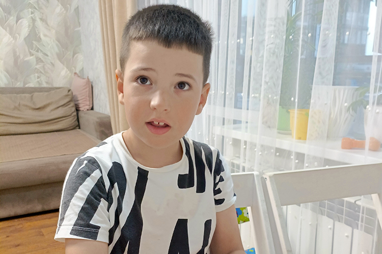 Родители понимают, что предстоит решить еще много проблем, ведь Булат сильно отстает от ровесников. Очень важно подготовить мальчика к школе, куда он пойдет через год