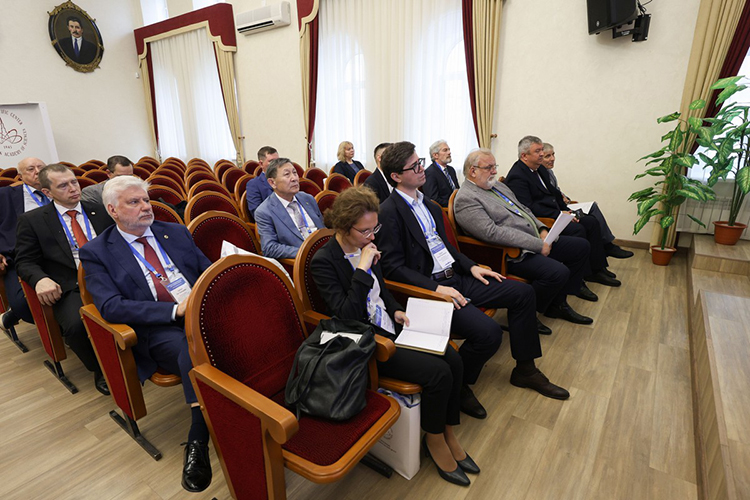 Положение региональных центров усугубляет то, что нет нормальной связи ни с РАН, ни с профильным министерством, ни между ними самими, рассказали директора на совещании