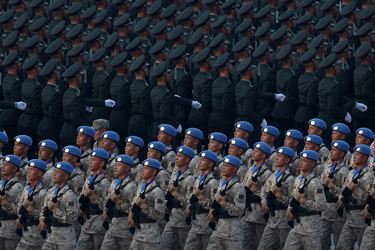 Десятки тысяч военнослужащих Народно-освободительная армия Китая (НОАК), 45 военных расчетов, 50 тысяч зрителей и новейшие разработки, включая представленные впервые силы ядерной триады