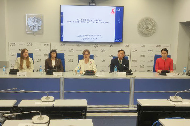 Пока «живых» преподавателей в программе нет, но их обещают подключить к проекту уже в ближайшее время
