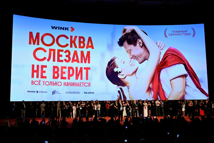 «Фильм создан по мотивам оригинального сценария Валентина Константиновича Черных „Москва слезам не верит“», — вводит в курс дела надпись в титрах, хотя уже из названия сериала понятно, что проект отсылает к оскароносной мелодраме Владимира Меньшова