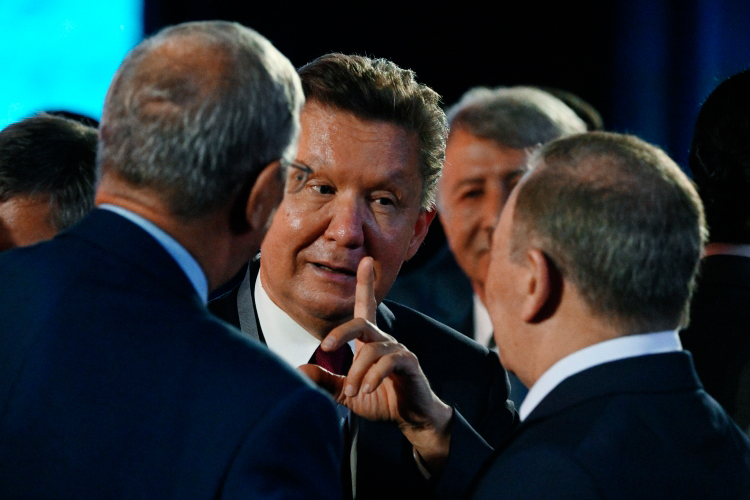 Есть различия в оценках того, по какой цене газ будет теперь поставляться в Китай. По мнению Миллера, чуть дешевле, чем поставлялся в Европу с учетом логистики. Западные же эксперты утверждают, что КНР требовала цен, соответствующих ее внутренним