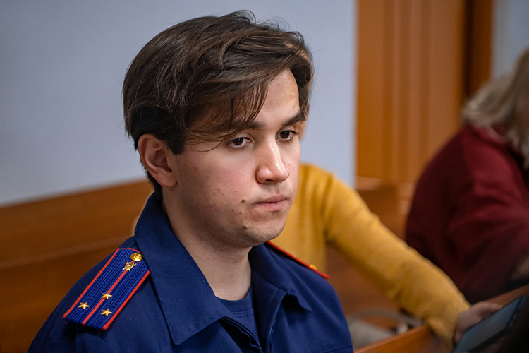 Как озвучил в суде старший следователь ОВД-6 Ильдар Хайруллин, с 2017 года по май 2025-го главврач «фиктивно увеличил объемы труда 8 работникам наркодиспансера»