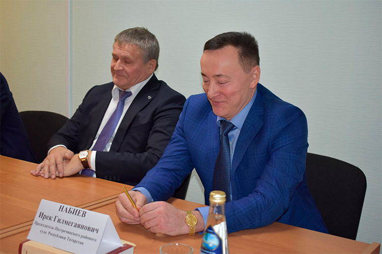 Ирек Набиев находился в международном розыске почти три года; по данным инсайдеров газеты, он вернулся накануне в Россию из Германии и уже помещен в казанский СИЗО-2