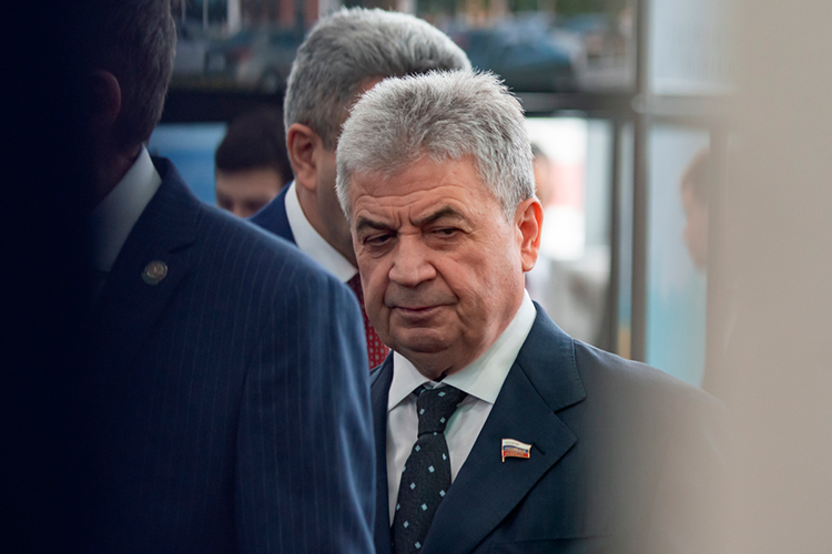 СИБУР требует прибраться на своей территории компанию, связанную с семьей сенатора РФ от Татарстана, бывшего мэра Елабуги Геннадия Емельянова