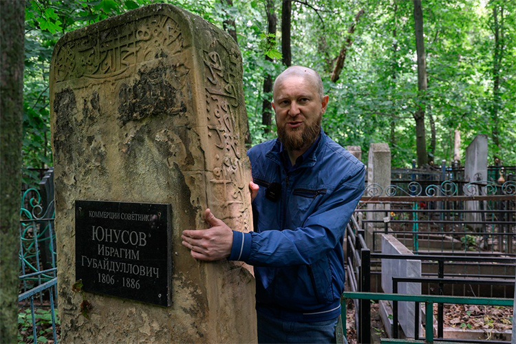 «Здесь похоронена вообще женщина, это женский памятник, табличку Юнусову должны были установить на том разрушенном камне», — говорит эксперт. И объясняет причину путаницы: «Люди не смогли прочитать, что здесь написано на арабской графике»