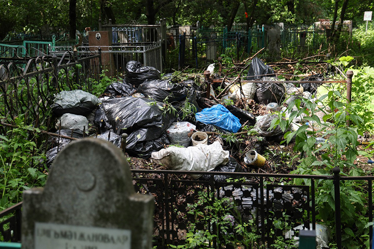 По закону, если никто за могилой не смотрит, сотрудники кладбища могут вынести этот памятник и даже выбросить»