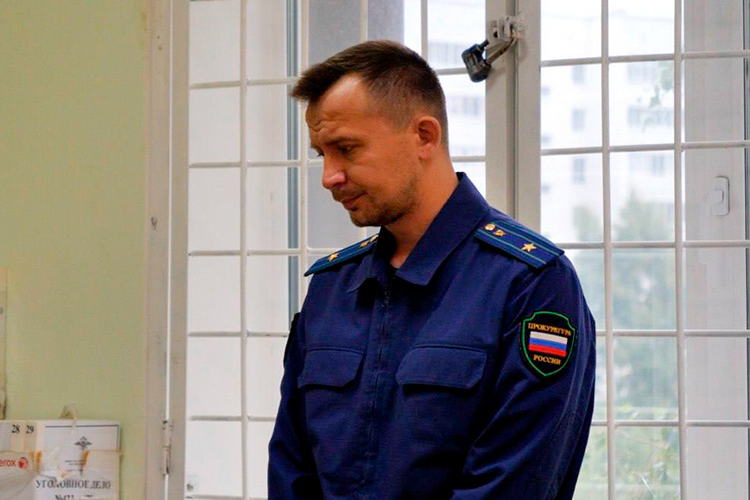 По совокупности содеянного гособвинитель по делу Айрат Ибрагимов в прениях запрашивал для Игонова реального срока в виде 8 лет и 6 месяцев лишения свободы в колонии общего режима и штраф в 700 тыс. рублей