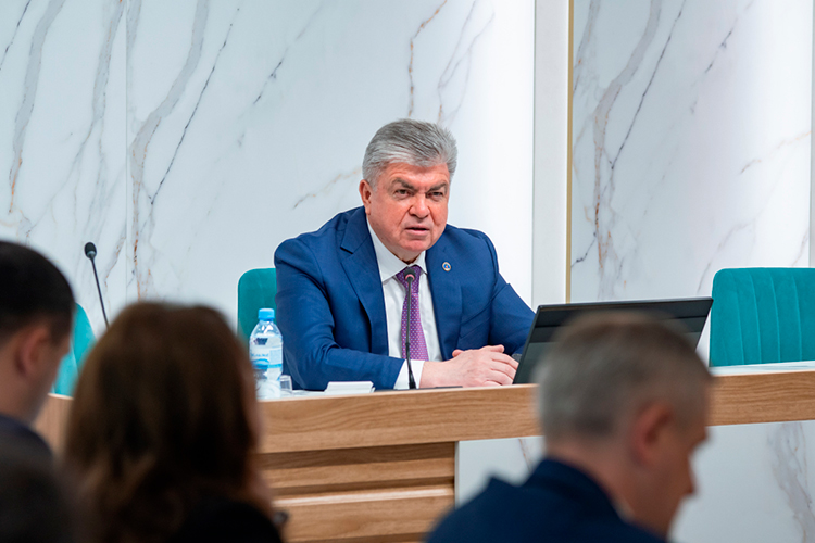 Магдеев поблагодарил Минниханова и обратился к присутствующим: мол, за такое можно и похлопать