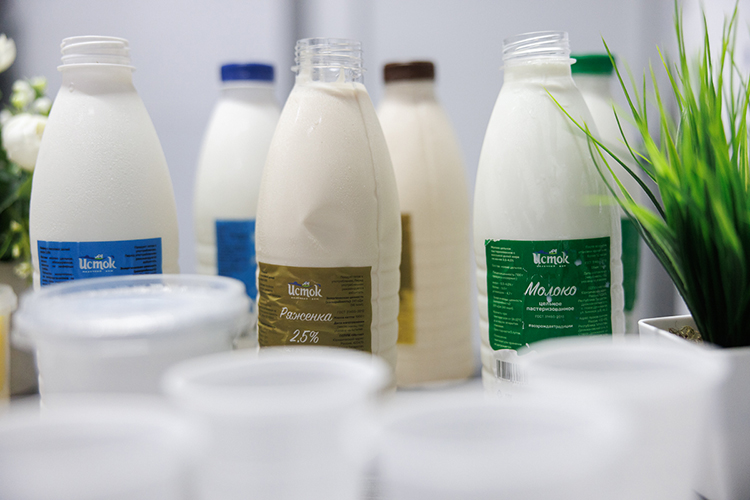 На заводе стоит линия по производству 11 молочных продуктов. Основные покупатели продукции — колонии, детские сады, также «истоковская» молочка продается на ярмарках в Казани