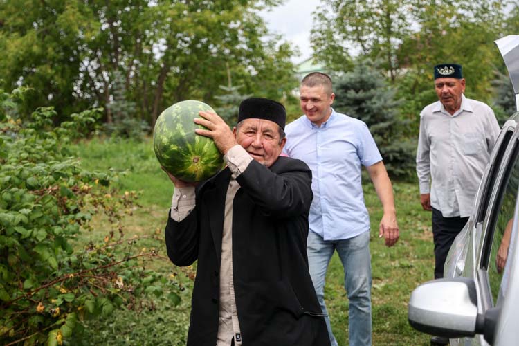 Салихов в ставшем уже родном Малом Битамане придумал новый день — «Бал бәйрәме», который он устраивает перед последней откачкой меда, куда приглашает своих друзей — представителей сельской интеллигенции, обсуждая с ними актуальные проблемы