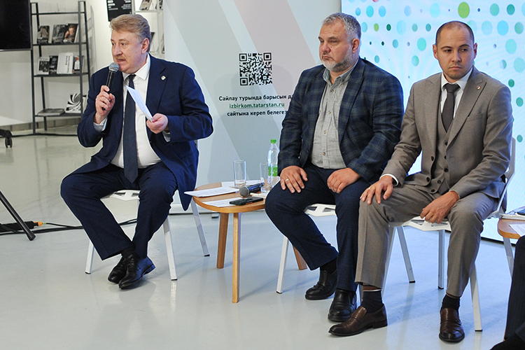 Модератор сессии глава ЦИК РТ Андрей Кондратьев (слева), прежде чем предоставить слово экспертам, проинформировал о высокой степени готовности избирательной системы