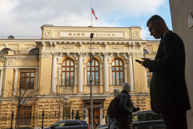 Рынок гадает, какое решение примет Банк России — сохранит нынешние 18% годовых или пойдет на очередное снижение. Причем, по некоторым оценкам, ставку могут понизить сразу на 2 п. п. до 16%