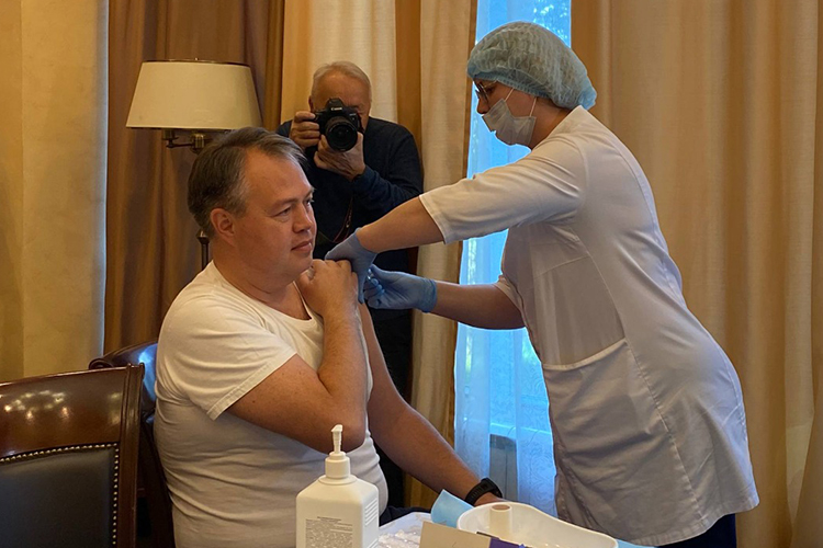 Для подтверждения тезиса о том, что никакой опасности вакцинация против гриппа не несет, в соседнем кабинете привились сам Абашев, руководитель управления Роспотребнадзора по РТ Марина Патяшина, и еще целый ряд чиновников