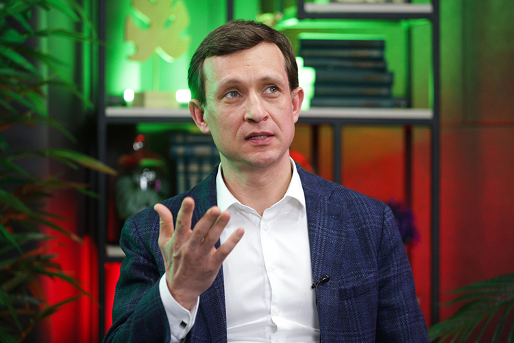 Айрат Хайруллин подчеркнул, что Татарстан — едва ли не единственный регион России, который во время беспилотной опасности сохраняет для абонентов возможность позвонить и небольшое «окно» выхода в глобальную сеть