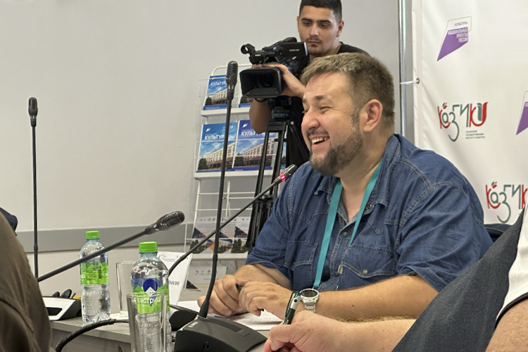 Алексей Барыкин отметил, что обычно во время войны серьезные фильмы не снимают, а делают это только спустя время. Приходит другое поколение и начинает делать из войны аттракционы (например, «Спасти рядового Райана»), а после этого приходит следующее и делает фэнтези вроде «Мы из будущего»