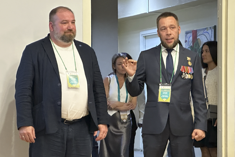 Алексей Кондратюк и Алексей Пряжников (справа) представляли мини-сериал, где актеры читают стихи про СВО на черном фоне