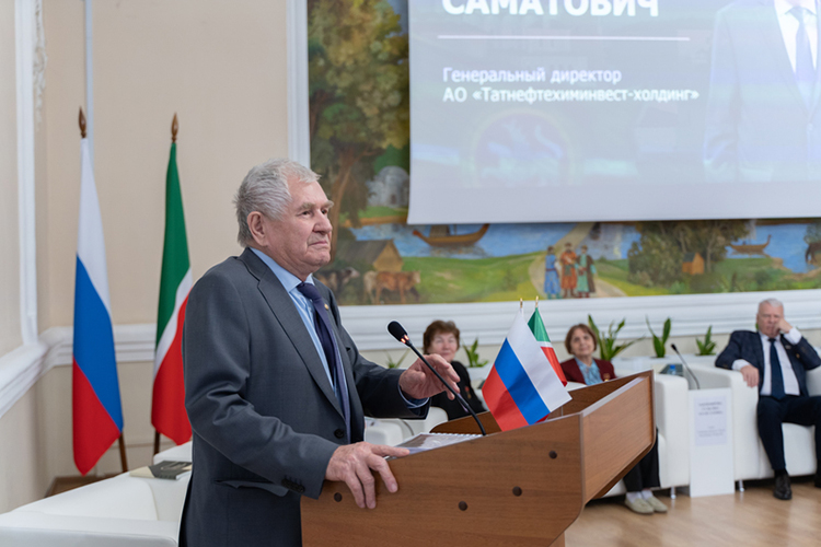 Татарстан во многом преуспел, но есть и «очень много нерешенных проблем», чуть разбавил сладостные речи гендиректор АО «Татнефтехиминвест-холдинг» Рафинат Яруллин