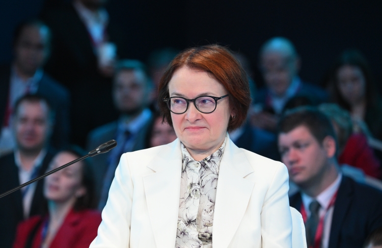 Есть замедление инфляции быстрее ожиданий, но она все еще выше цели и в годовом выражении, и в текущих темпах, объясняла ранее глава ЦБ Эльвира Набиуллина