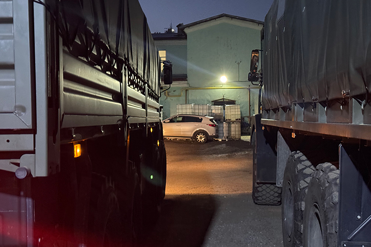 В итоге ко дню X все было готово. Осталось лишь приехать и погрузиться. Военные прибыли словно по расписанию на двух военных грузовиках