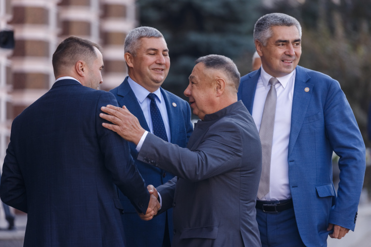 Замыкает рейтинг Муслюмовский район, который за год растерял 3 пункта. В районе во главе с Альбертом Хузиным (второй слева) самый низкий индекс промышленного производства и наблюдается падение инвестиционных вложений