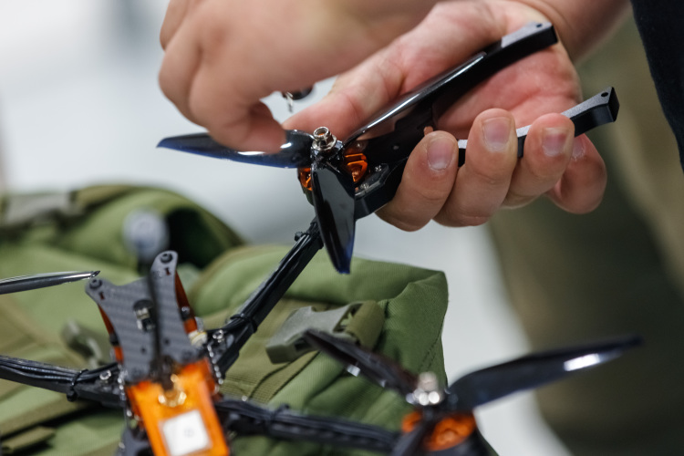 БПЛА-ретранслятор забрасывает в тыл противника FPV-беспилотники, и они до получения сигнала пребывают в режиме ожидания