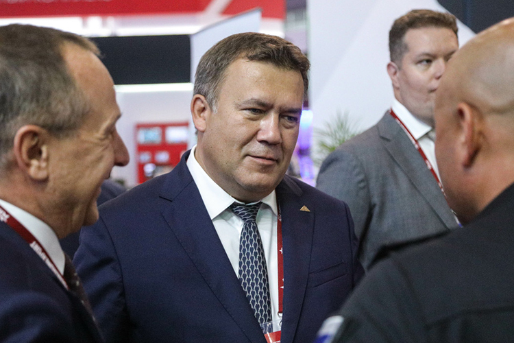 На повестке дня — проектирование и строительство прототипа беспилотного судна-носителя воздушных и подводных беспилотников. «Три в одном — такого еще никто не делал», — заверил Мистахов