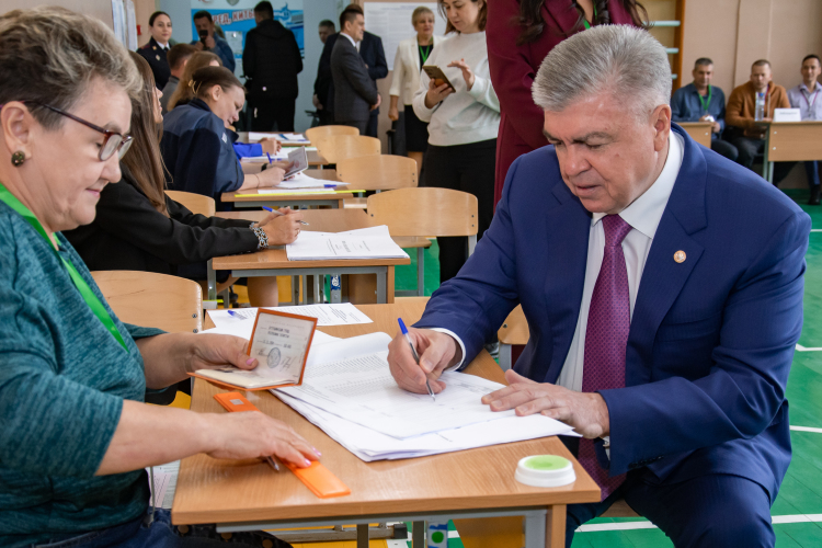 От ЕР в горсовет проходит и мэр Челнов Наиль Магдеев