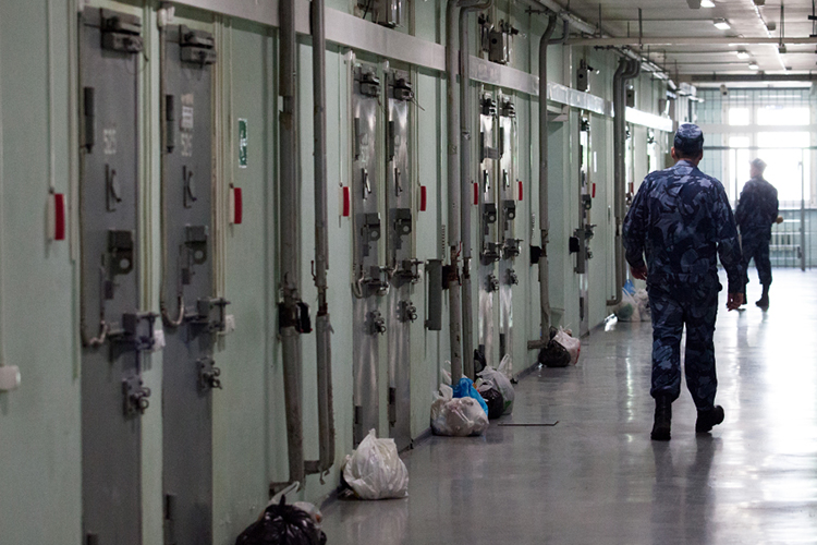 «В колониях можно много кого встретить. Приходят письма, обращаются, звонят родственники с просьбами о помощи»