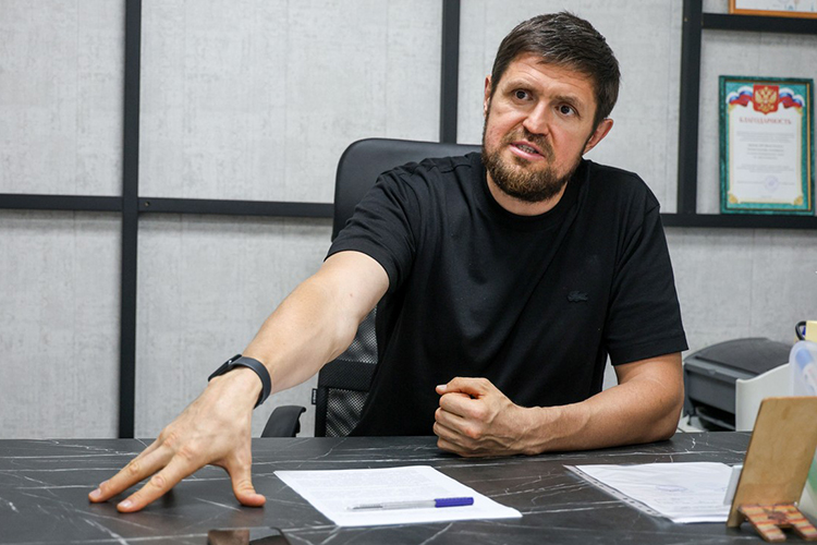 «Сложная это работа, когда приходится взаимодействовать с таким обществом: с преступниками, ворами, убийцами, наркоманами, насильниками — кого только там нет. Восемнадцать раз судимые есть! Представляете?»