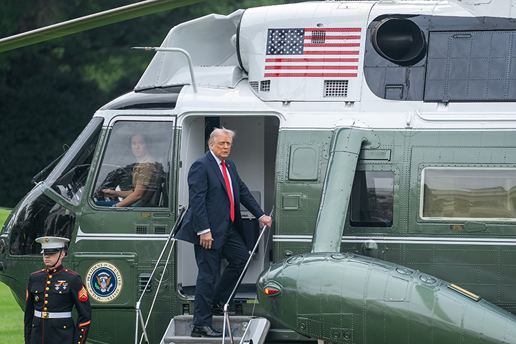 «Когда Трамп вводит пошлины или санкции, он тем самым рвет производственные цепочки. Это большое преступление по отношению не только к какой-то конкретной стране, а в общем-то ко всей системе общественного производства»