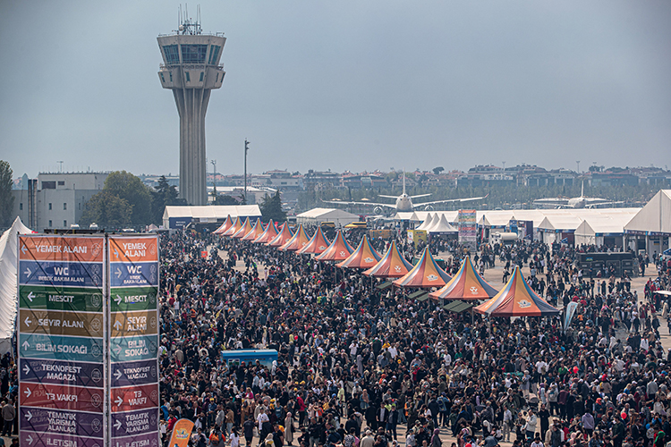 Одна из целей поездки — участие в открывшемся сегодня фестивале Teknofest Istanbul. Согласно открытым данным, мероприятие проходит уже в 13-й раз, но татарстанская делегация принимает в нем участие впервые