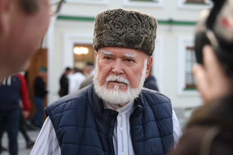 Рабит Батулла: «Писатель Мусагит Хабибуллин в своем произведении ошибочно пишет, что к царице Сююмбике привели переводчика. Ну какой переводчик? Тогда вся Москва говорила по-татарски»
