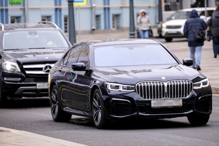 По словам Шапарина, в Россию больше не приедут старшие модели BMW и Mercedes-Benz или любые другие спортивные машины, они станут штучным товаром для отдельных людей