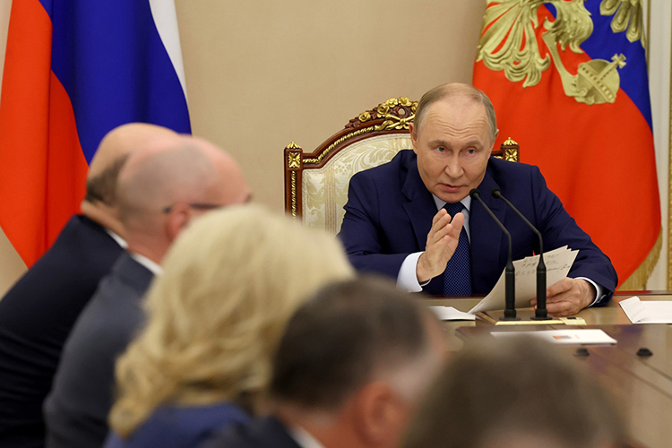На совещании Путин говорил, что усилия по снижению инфляции дают результат: если в июле рост цен составил 8,8%, то в августе — 8,1%