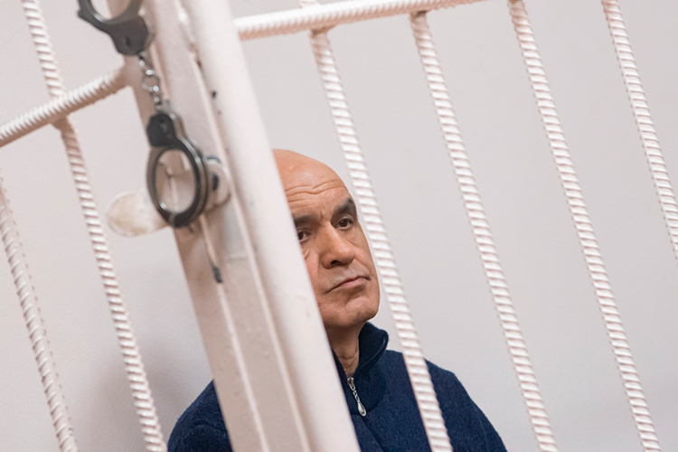 Энгель Навапович на заседание не явился, да и не мог: он с прошлого года находится в чистопольском СИЗО №5, куда его поместили в связи с обвинениями по уголовному делу, рассмотрение которого должно стартовать уже в скором времени в Мензелинске